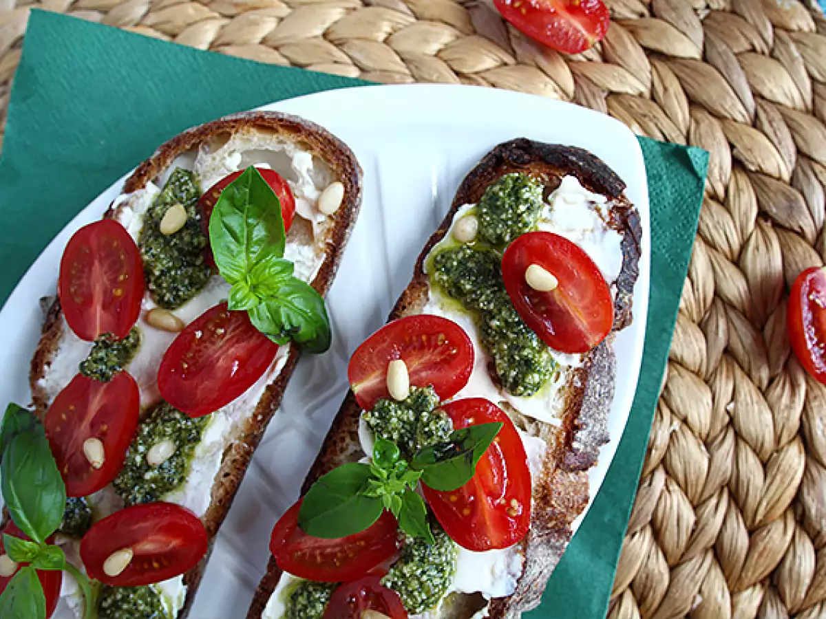 Åbne sandwich med flødeost, pesto og cherrytomater - foto 5