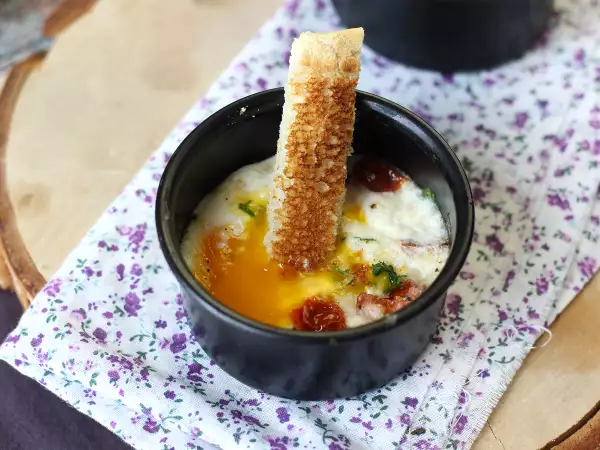Opskrift Æg en cocotte med gedeost og soltørrede tomater i airfryer!