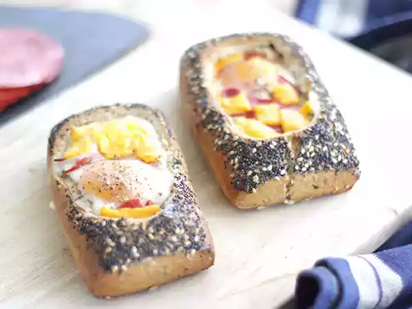 Æggebåde med chorizo og ost