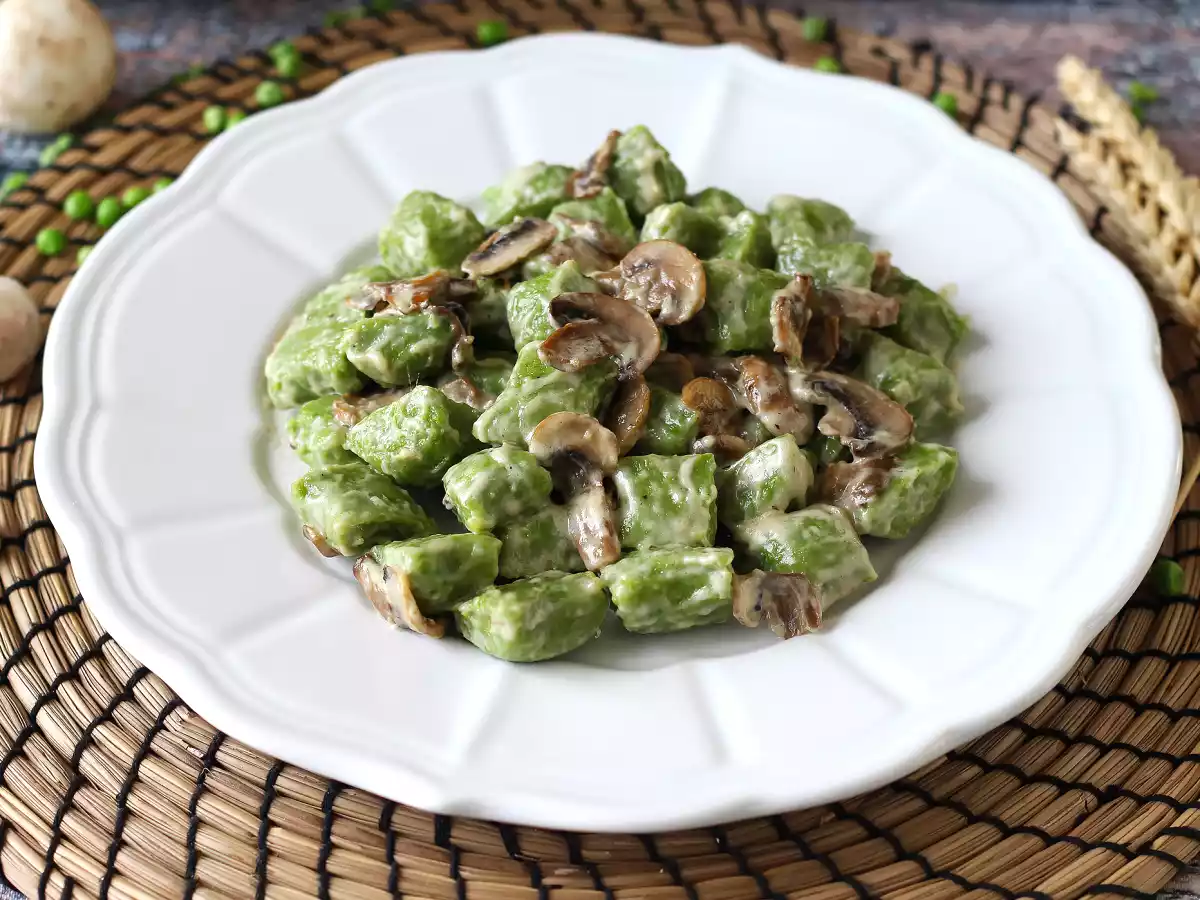 Ærte-gnocchi med svampesauce