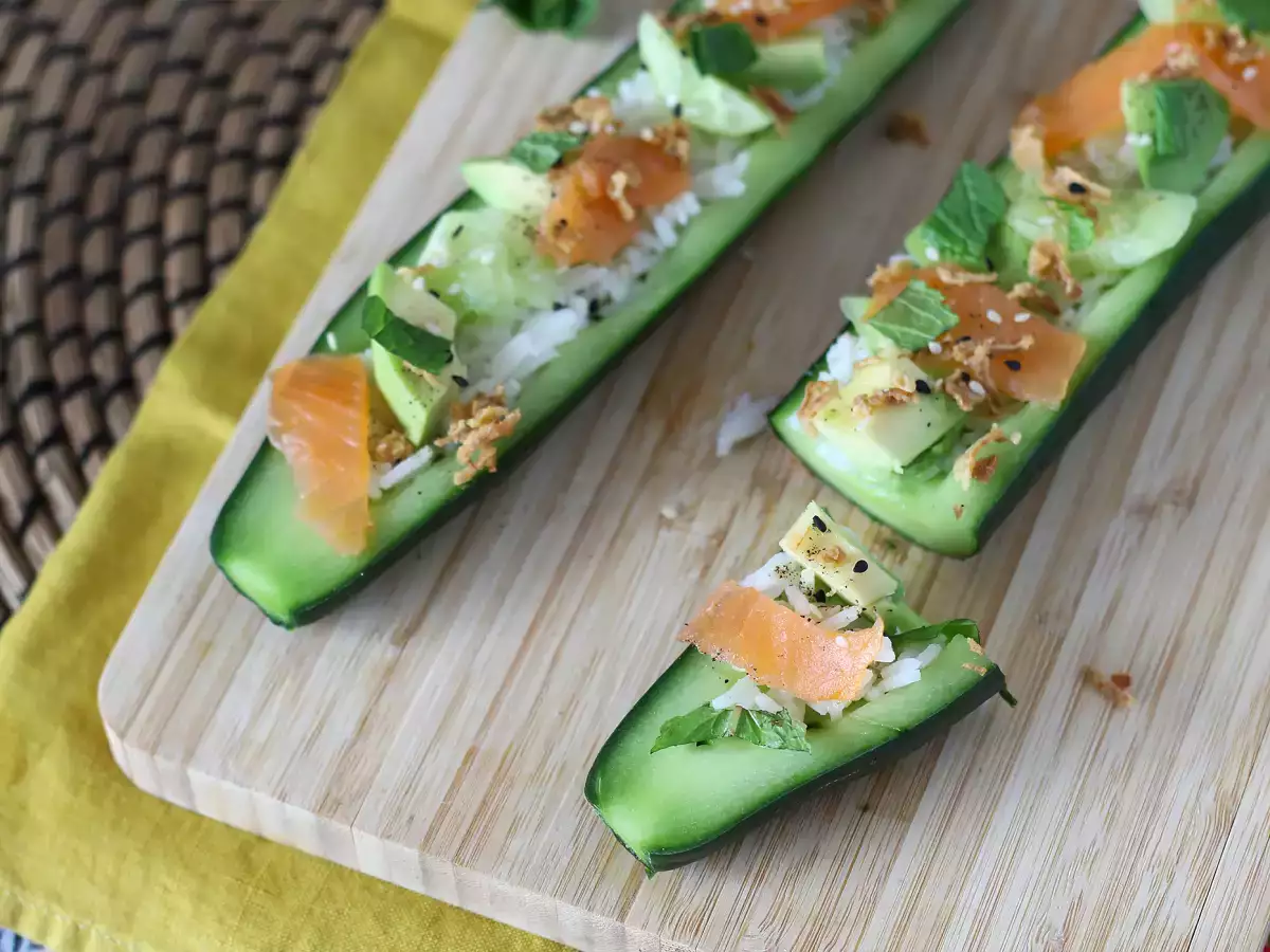 Agurker fyldt med ris, røget laks, avocado og mynte - foto 3