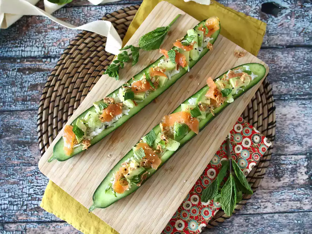 Agurker med ris, røget laks, avocado og mynte