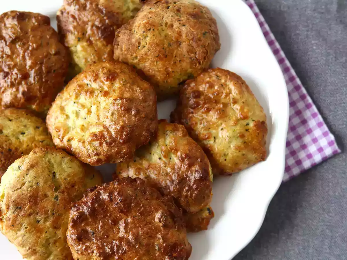 Air Fryer courgettefritter med yoghurt- og fetasauce