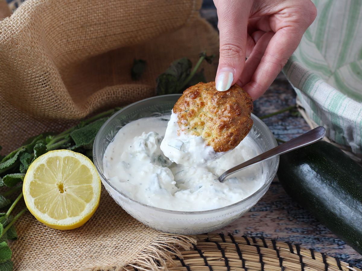 Air Fryer courgettefritter med yoghurt- og fetasauce - foto 3