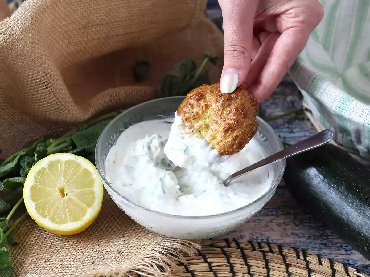 Air Fryer courgettefritter med yoghurt- og fetasauce - foto 3
