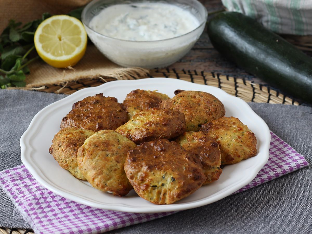 Air Fryer courgettefritter med yoghurt- og fetasauce - foto 4