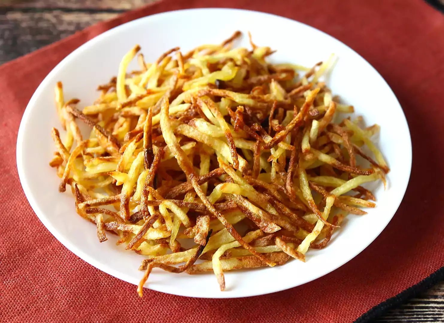 Air fryer-kartoffelchips så sprøde, at du ikke vil tro, de er hjemmelavede