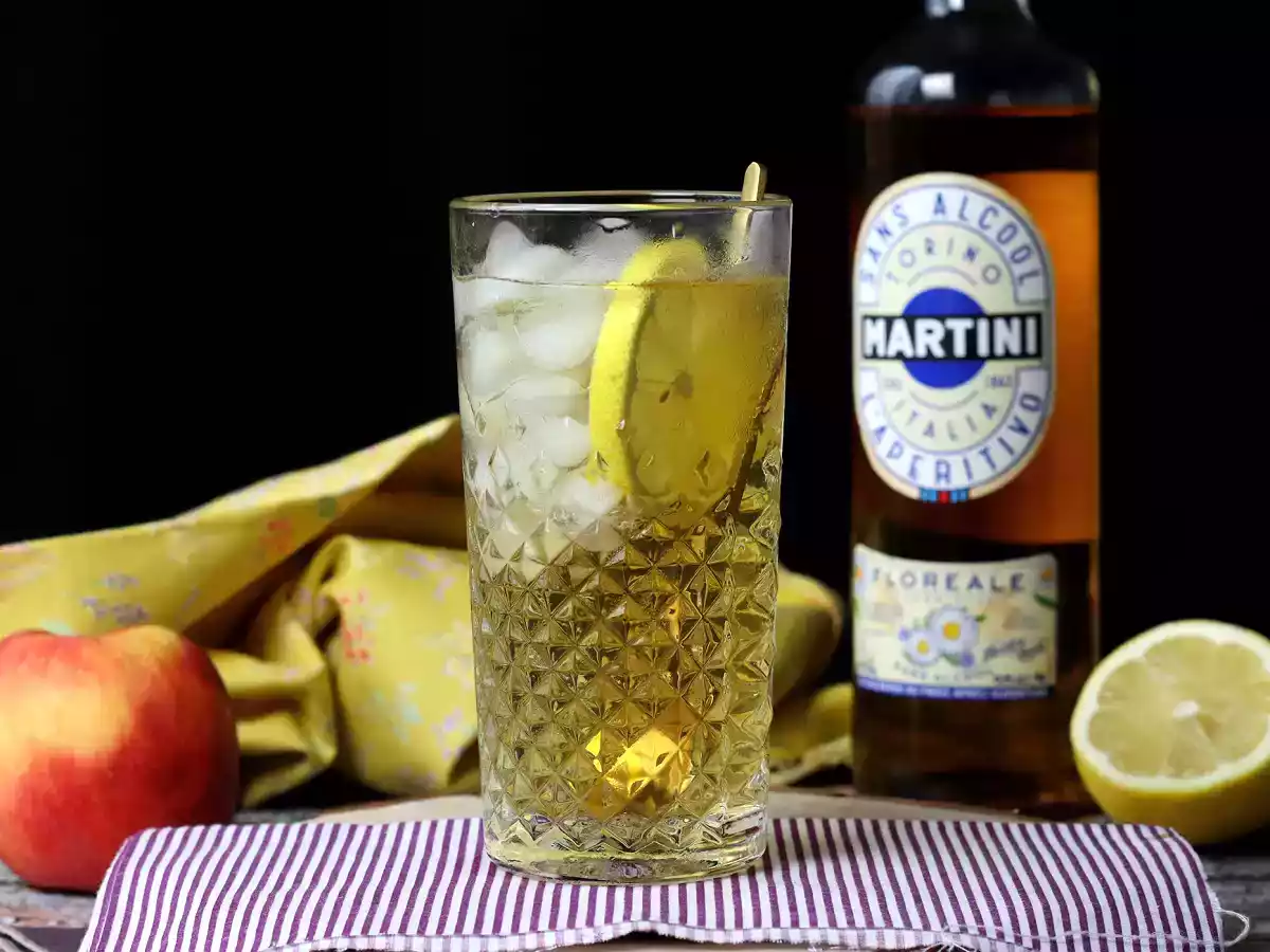 Alkoholfri Martini Spritz, en sød, blomstret cocktail til aperitiffen