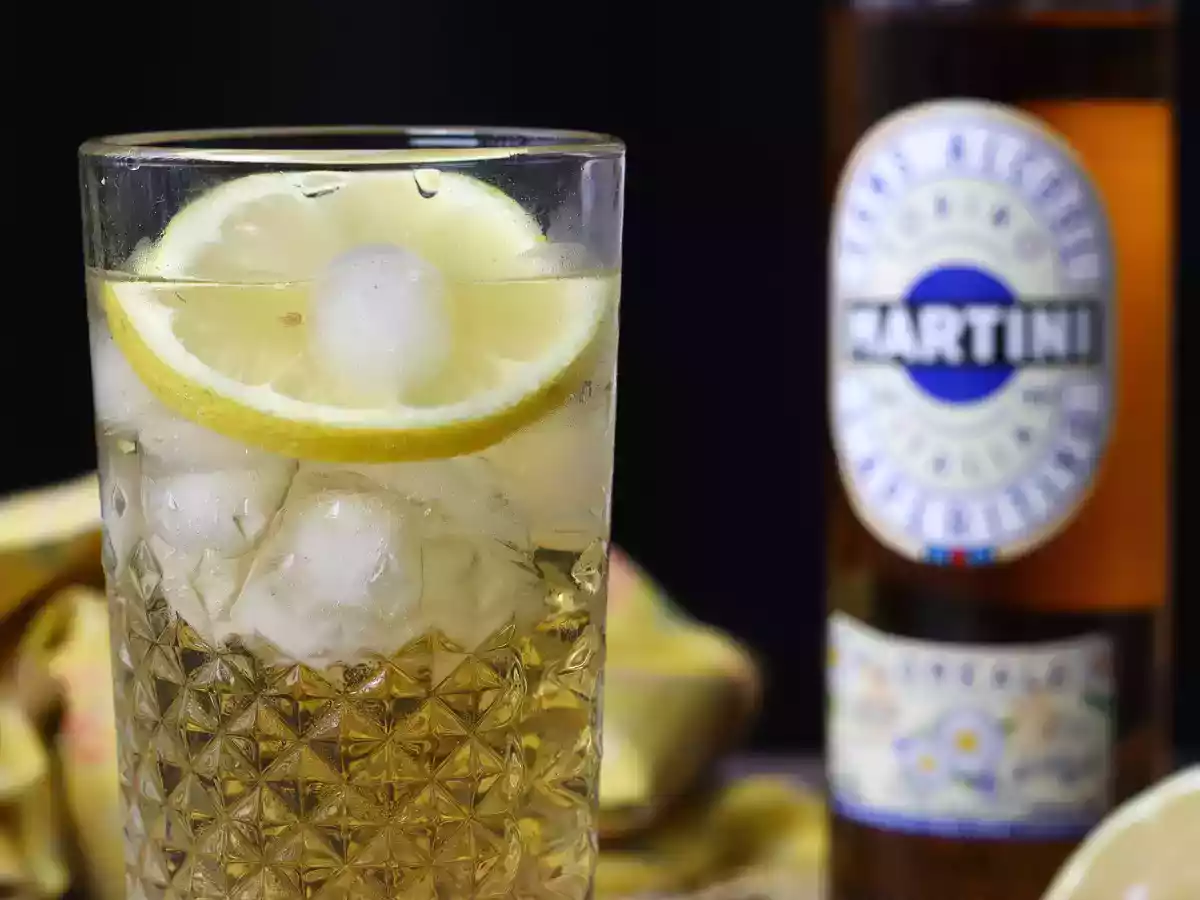 Alkoholfri Martini Spritz, en sød, blomstret cocktail til aperitiffen - foto 2
