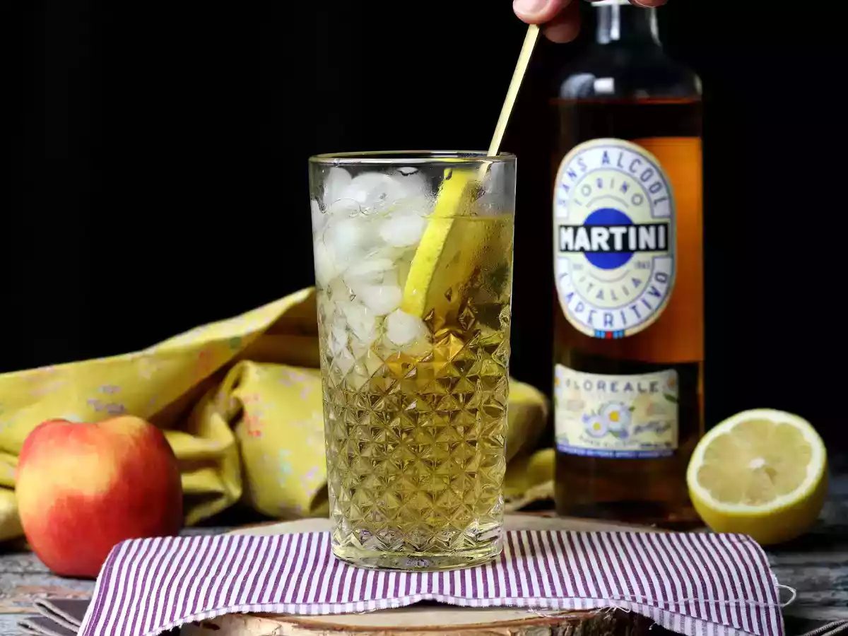 Alkoholfri Martini Spritz, en sød, blomstret cocktail til aperitiffen - foto 3