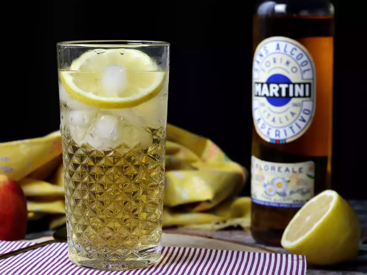 Alkoholfri Martini Spritz, en sød, blomstret cocktail til aperitiffen - foto 4