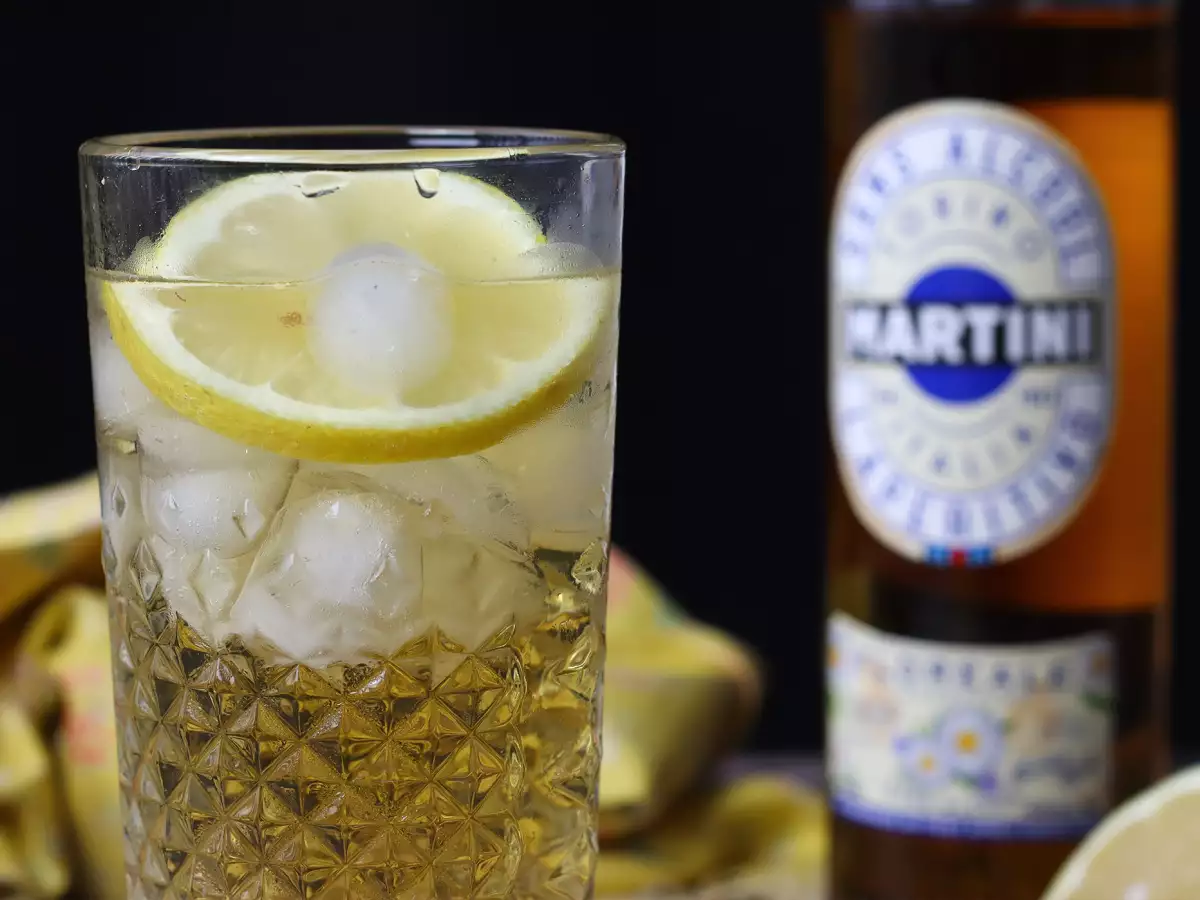 Alkoholfri Martini Spritz – en sød og floral cocktail til aperitiffen - foto 2
