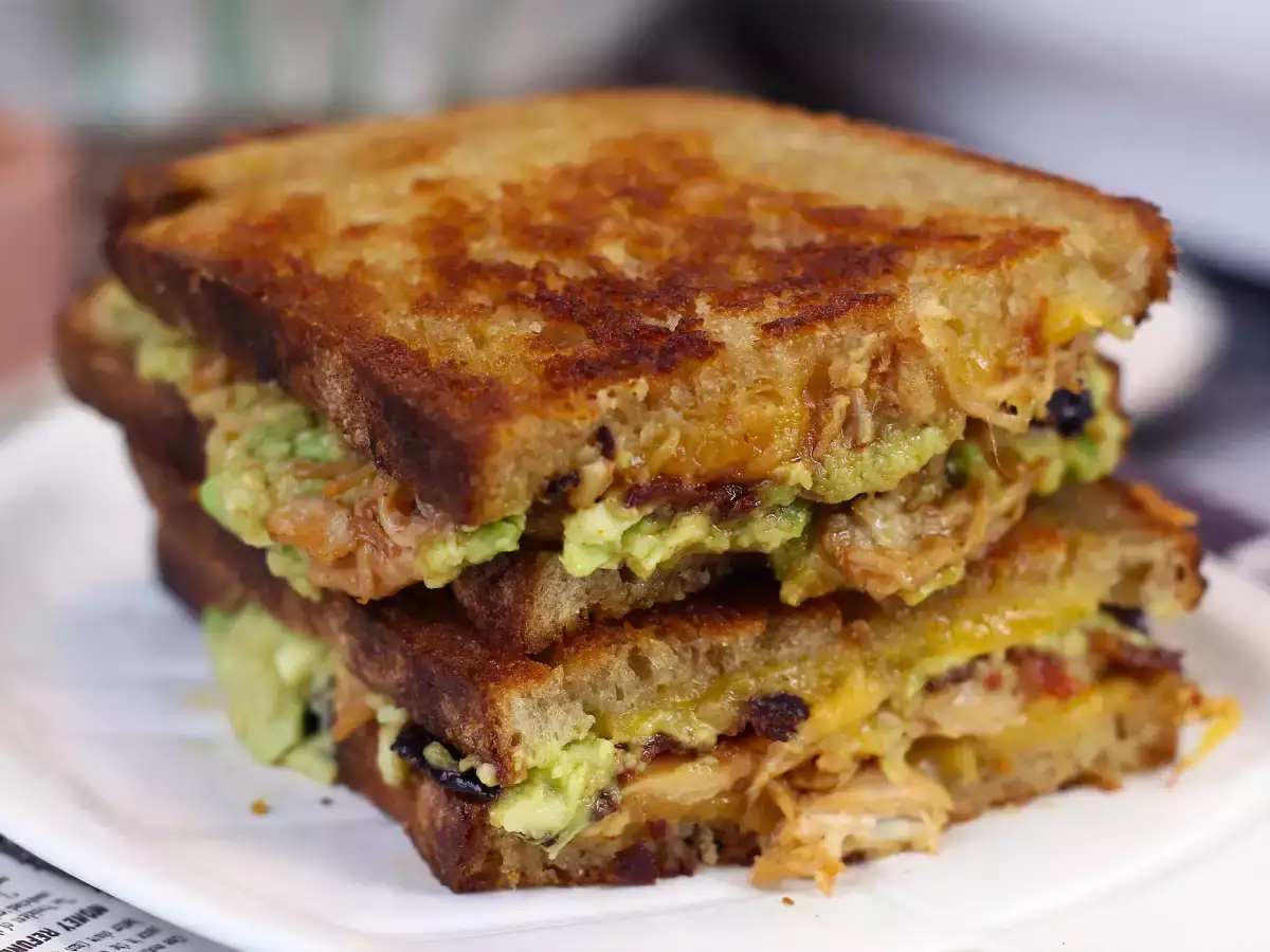 Amerikansk grilled cheese-sandwich med kylling, avocado og bacon