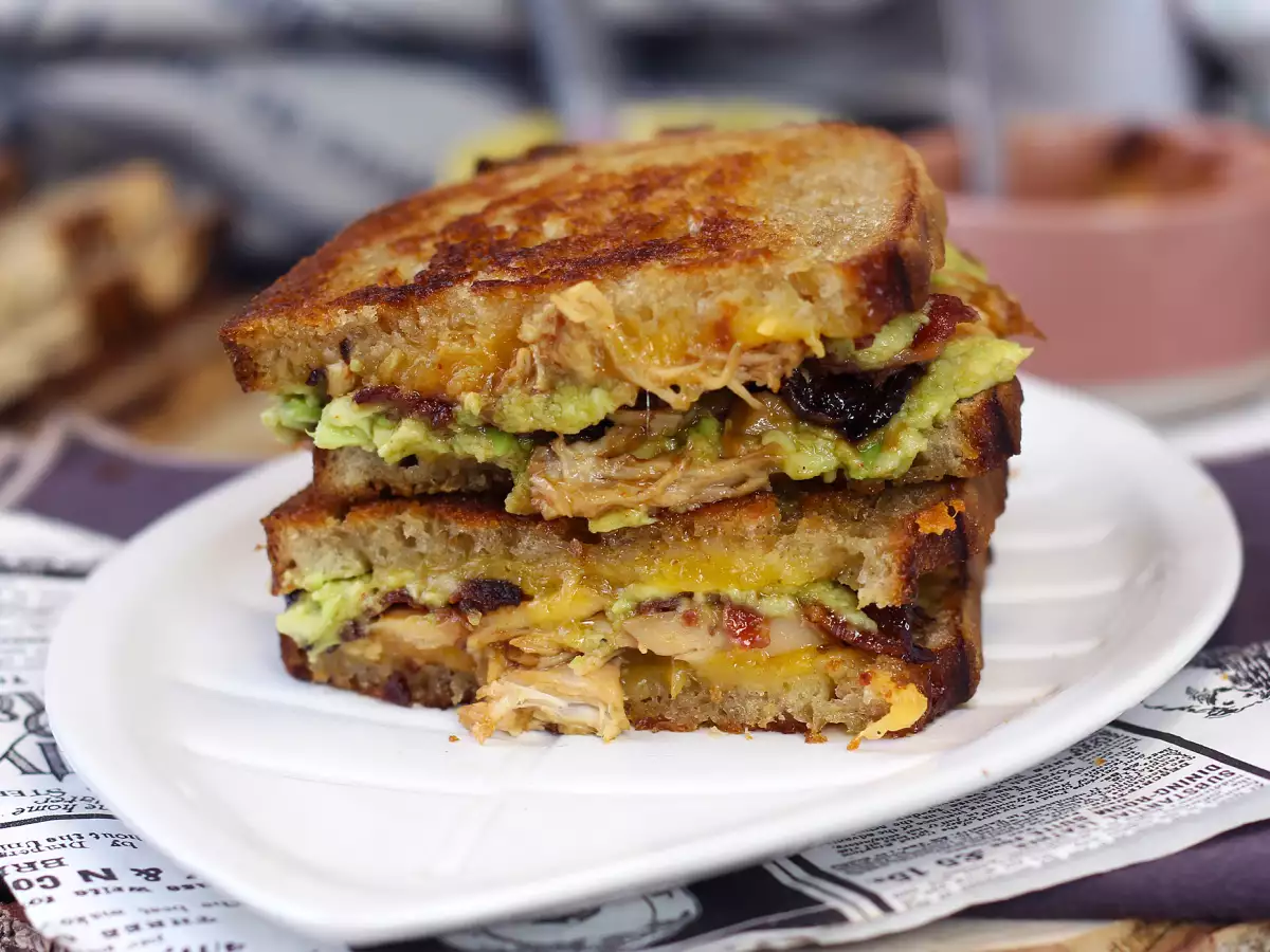 Amerikansk grilled cheese-sandwich med kylling, avocado og bacon - foto 5