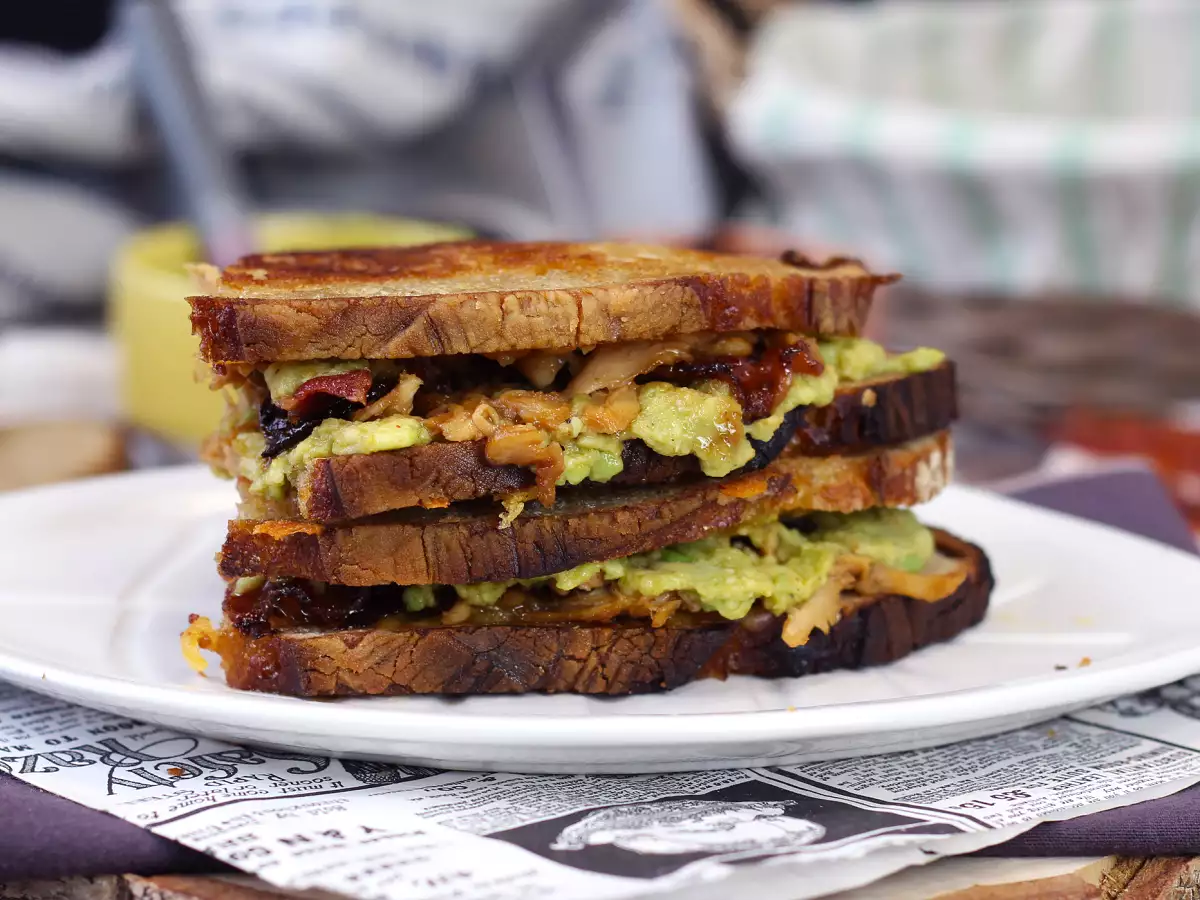 Amerikansk grilled cheese-sandwich med kylling, avocado og bacon - foto 6
