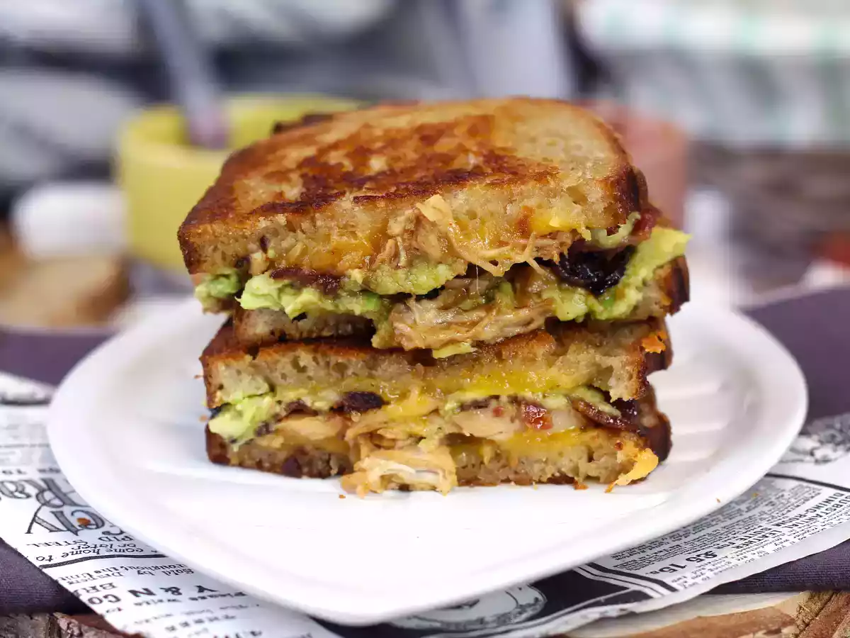 Amerikansk sandwich med grillet ost: kylling, avocado, bacon - foto 2