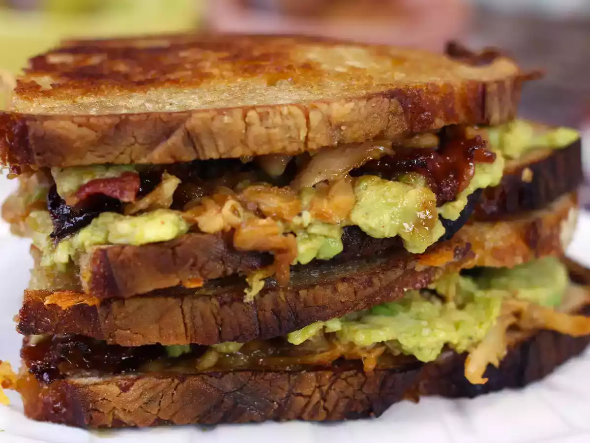 Amerikansk sandwich med grillet ost: kylling, avocado, bacon - foto 3