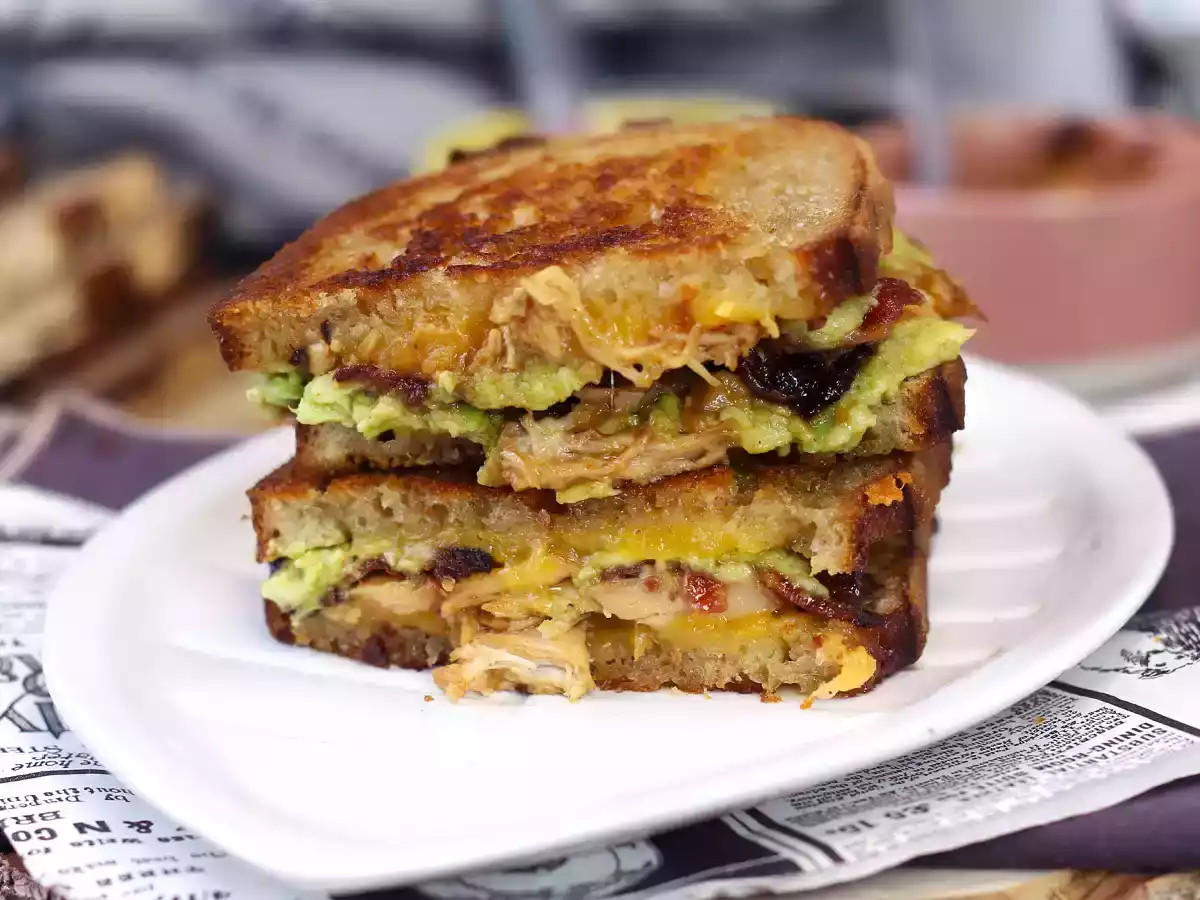 Amerikansk sandwich med grillet ost: kylling, avocado, bacon - foto 5