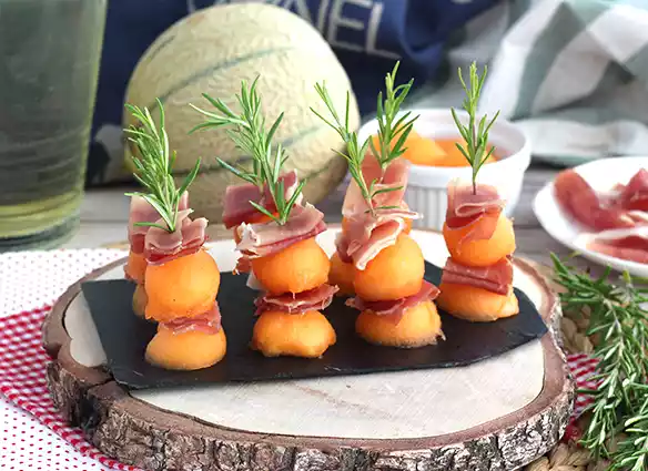 Aperitif-kebab med melon, skinke og rosmarin