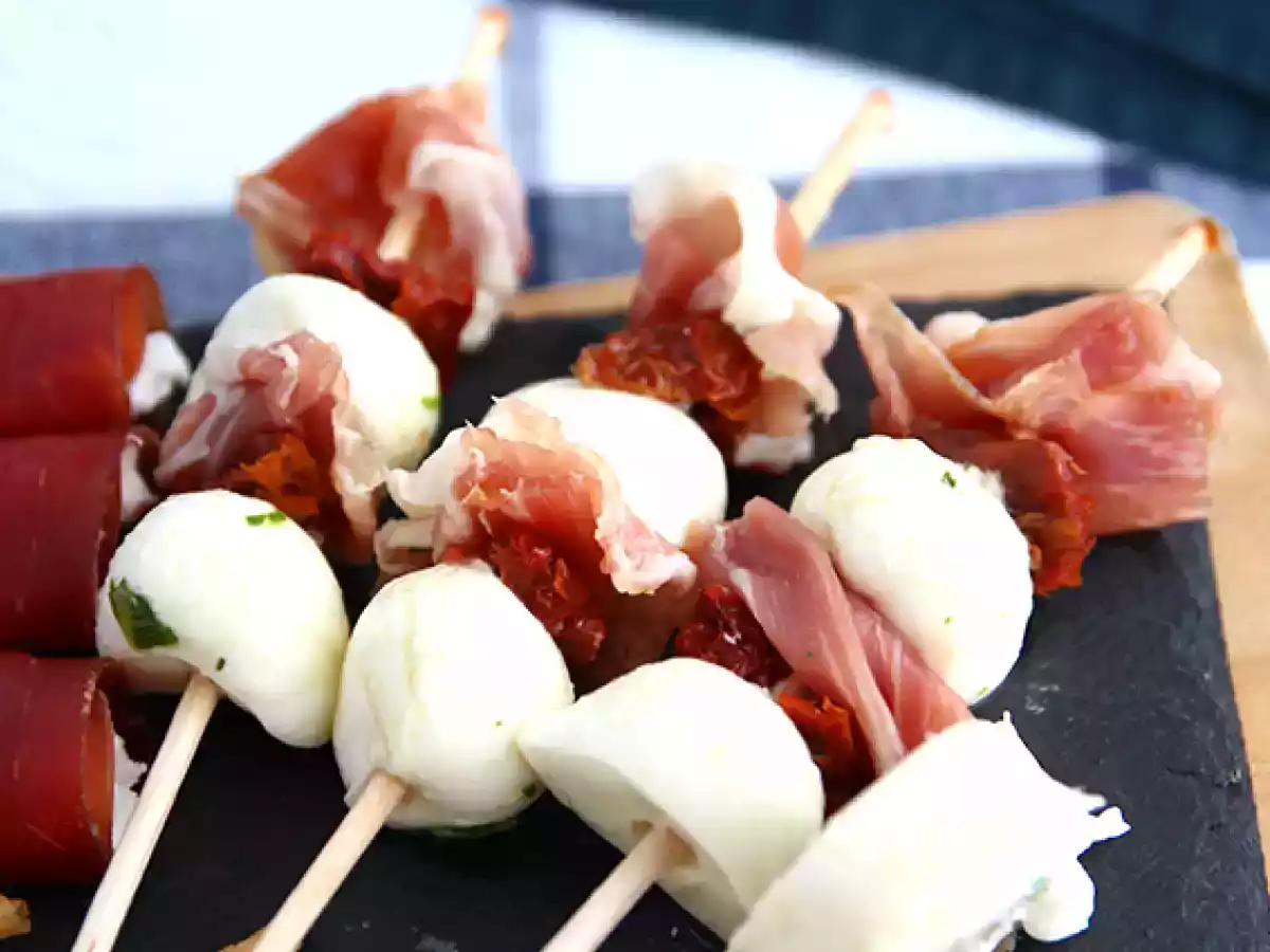 Aperitif-kebab med mozzarella, skinke og soltørrede tomater - foto 2