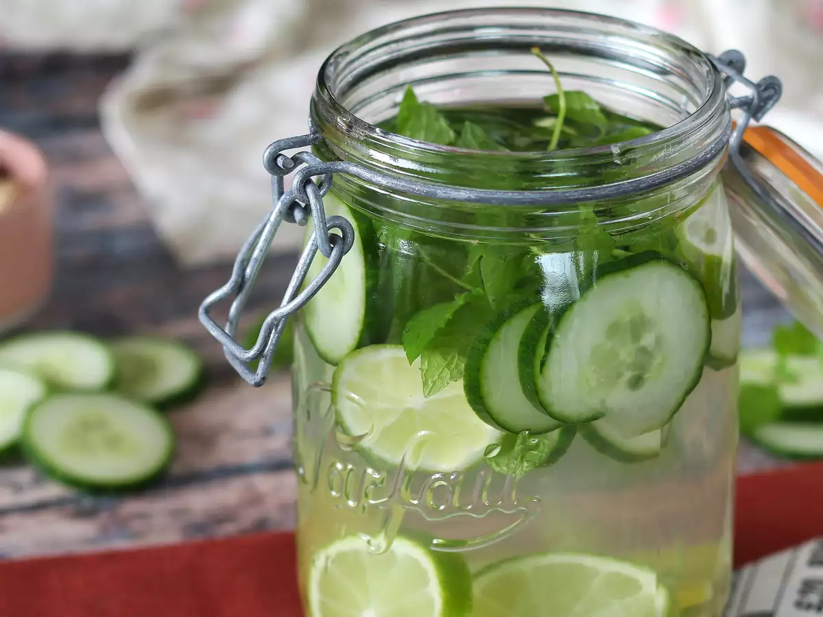 Aromatiseret vand med agurk, lime, mynte og ingefær - foto 2