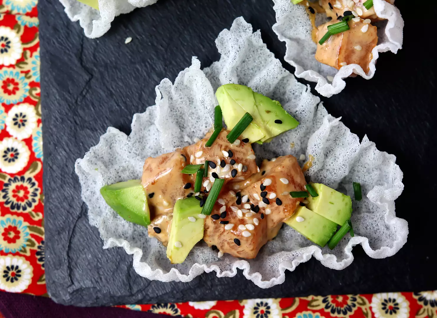 Asiatiske tacos: laksetatar i rischips