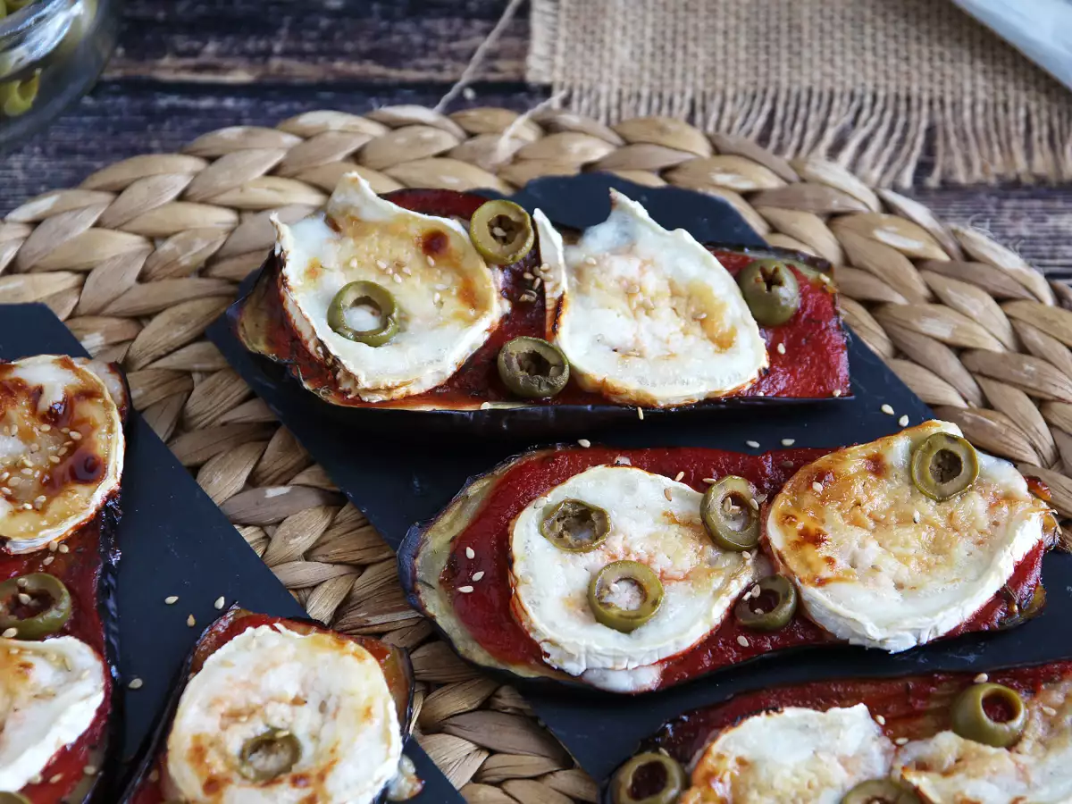 Aubergineskiver med tomatcoulis og gedeost