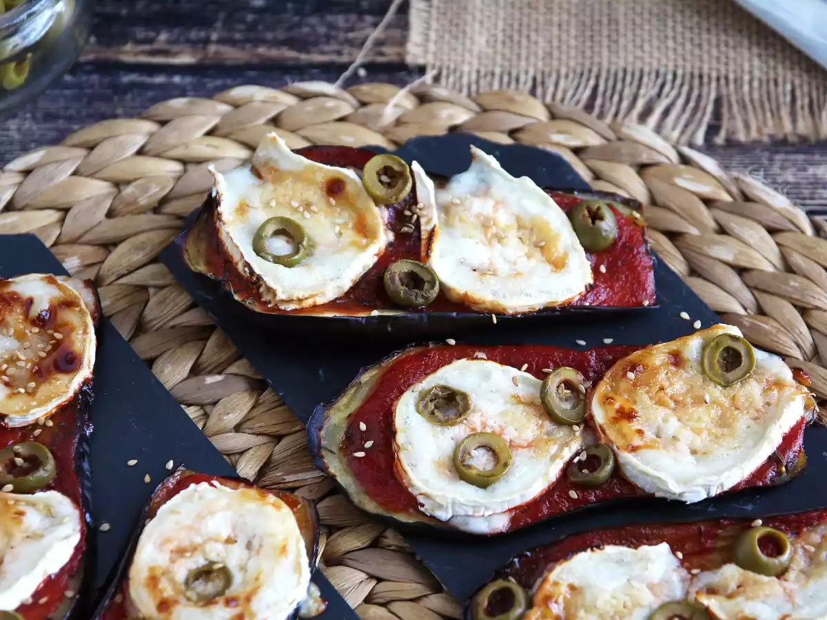 Auberginetoast med tomat- og gedeostcoulis