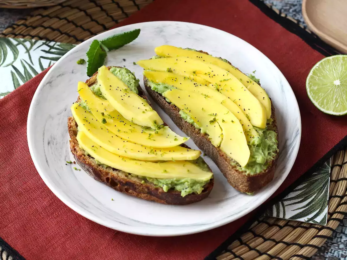 Avocado toast med mango og lime: en frisk, hurtig og velsmagende opskrift