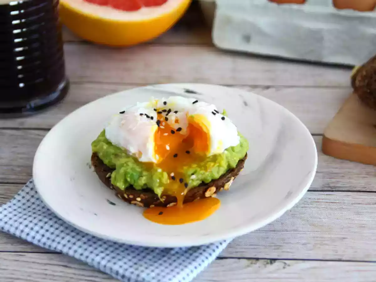 Avocado toast med pocheret æg