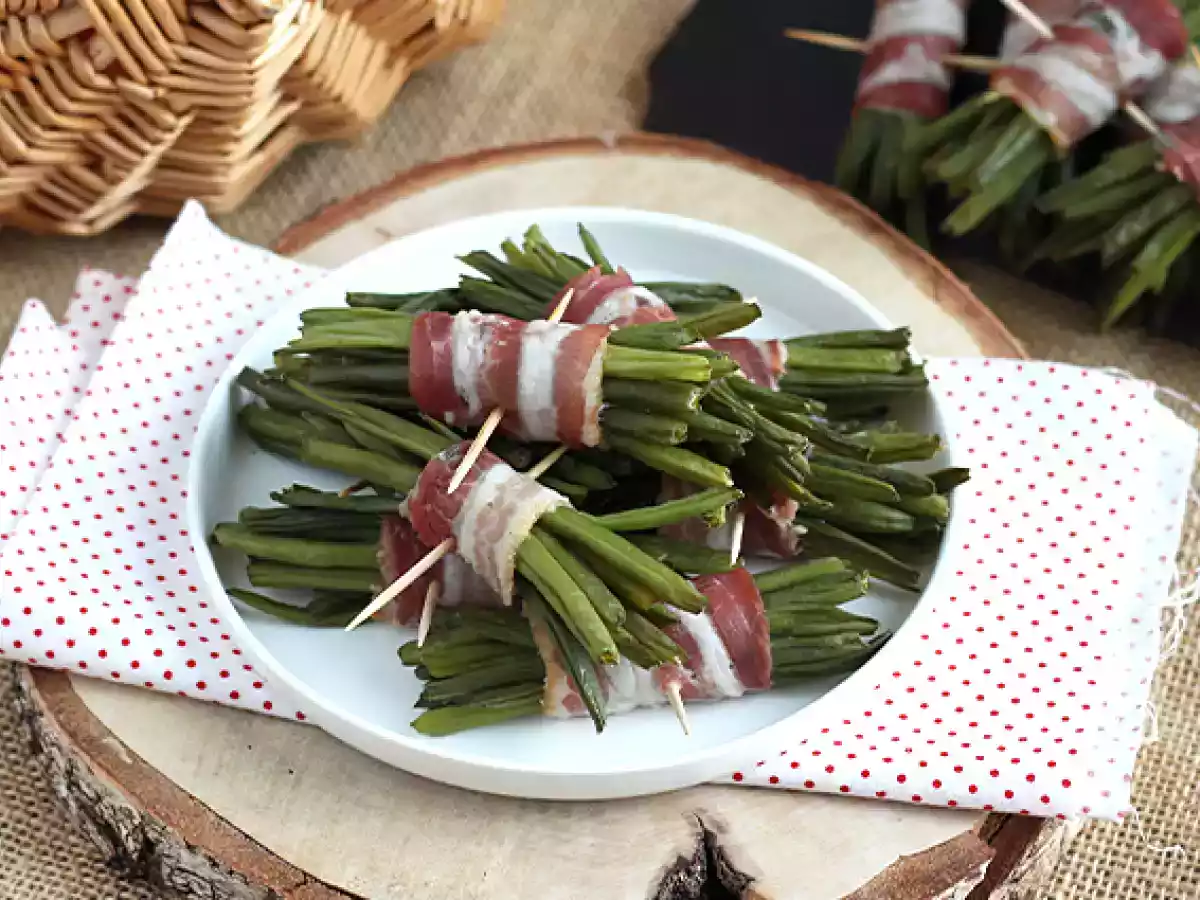 Bælge af grønne bønner og røget bacon
