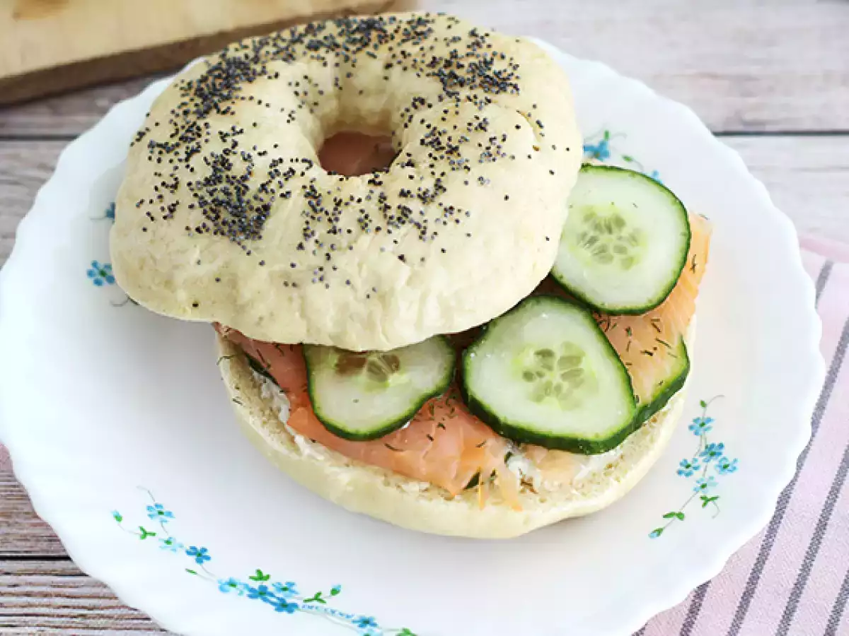 Bagel med laks, agurk og flødeost