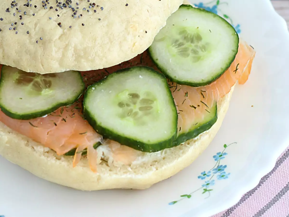 Bagel med laks, agurk og flødeost - foto 2