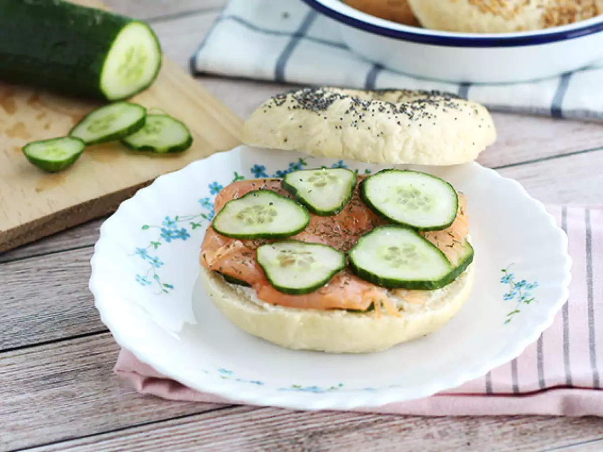 Bagel med laks, agurk og flødeost - foto 3