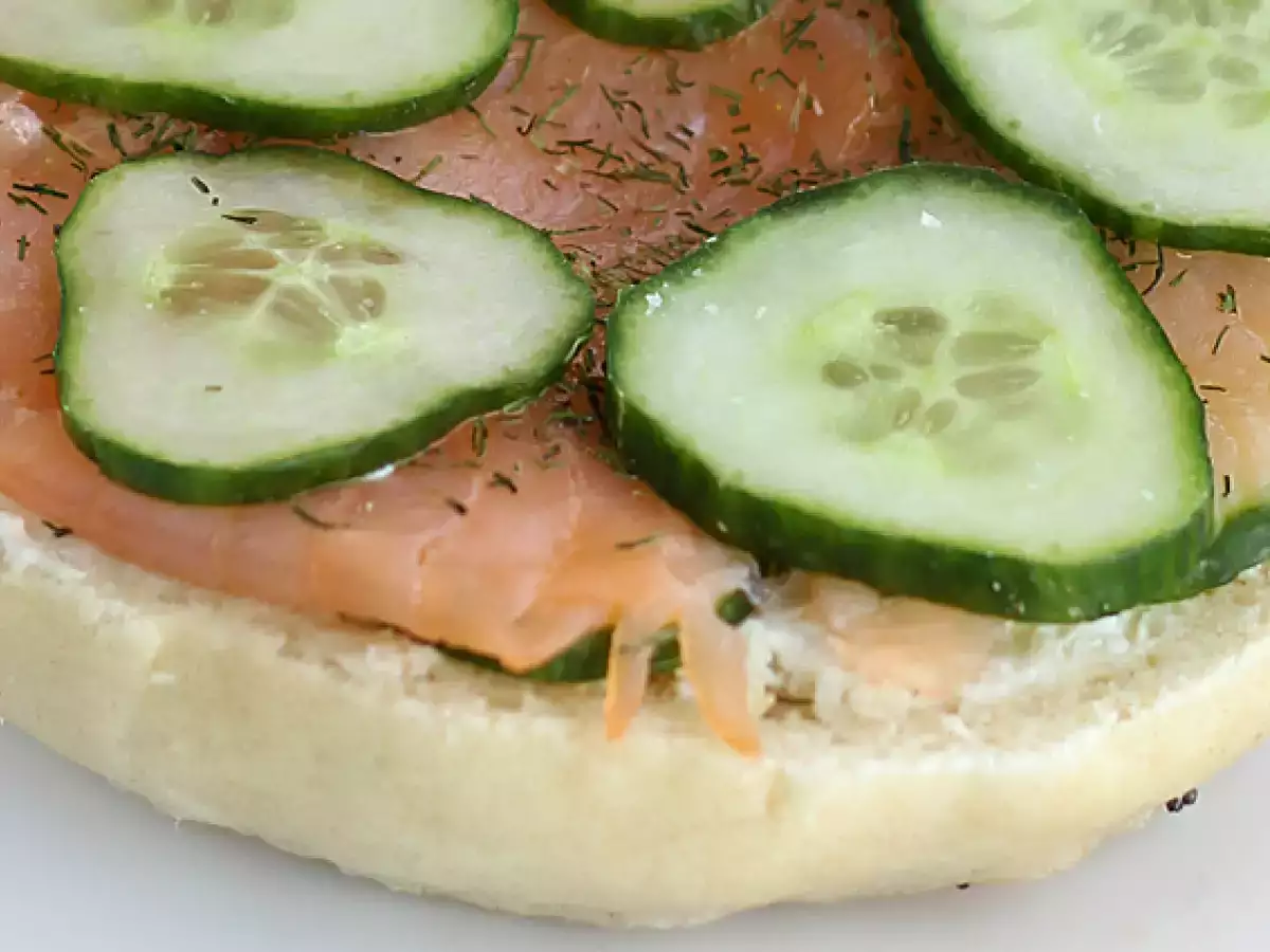 Bagel med laks, agurk og flødeost - foto 4