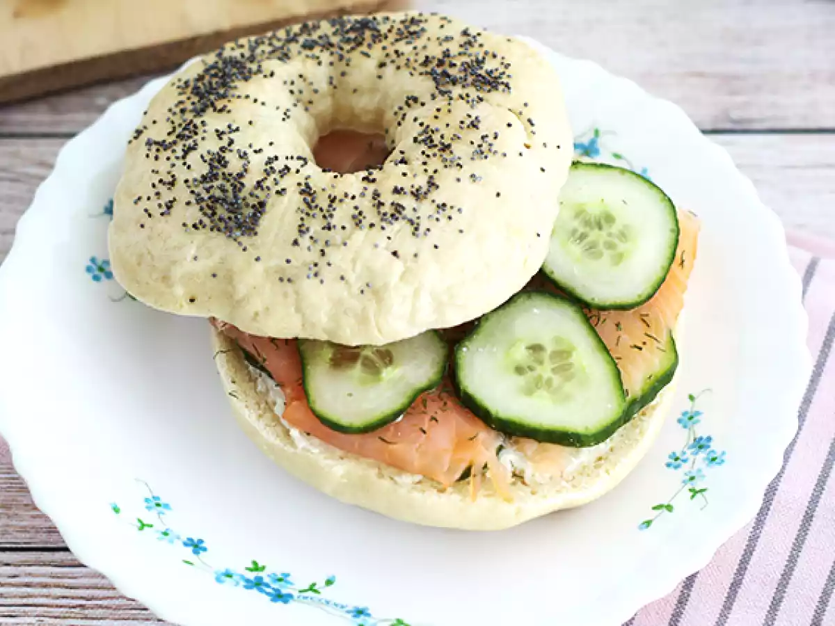 Bagel med laks, agurk og fromage frais