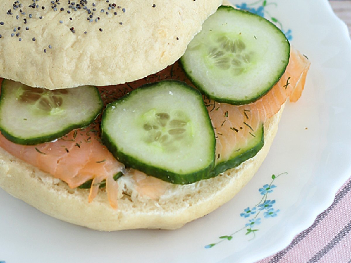 Bagel med laks, agurk og fromage frais - foto 2