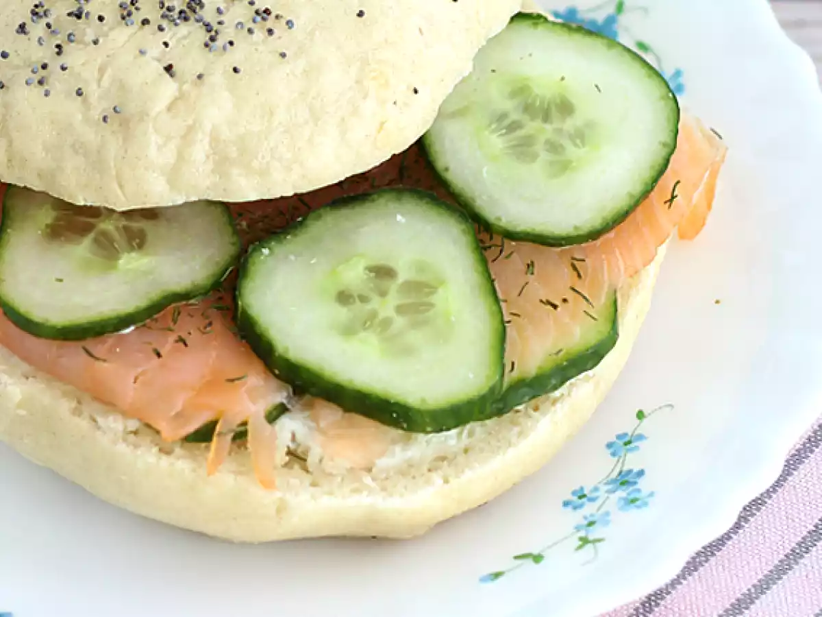 Bagel med laks, agurk og fromage frais - foto 2