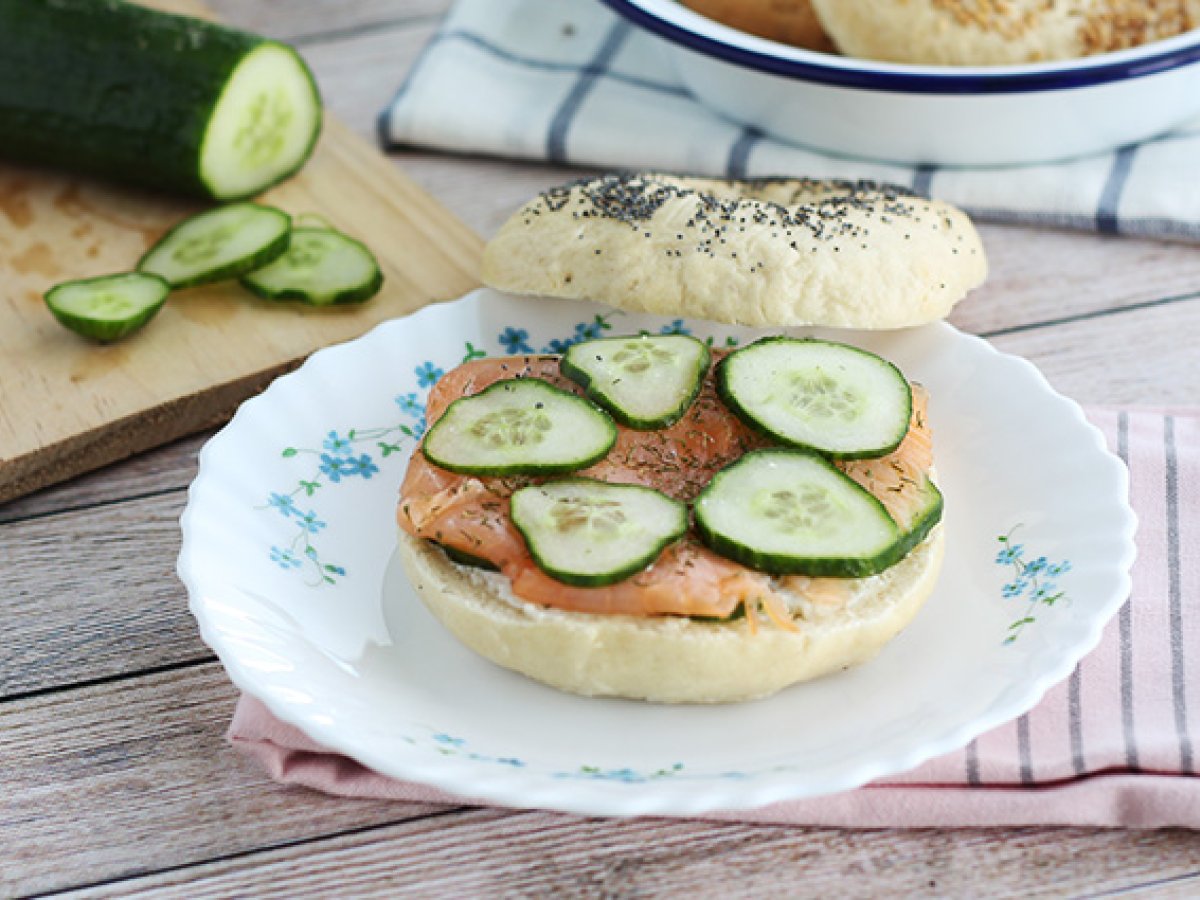 Bagel med laks, agurk og fromage frais - foto 3