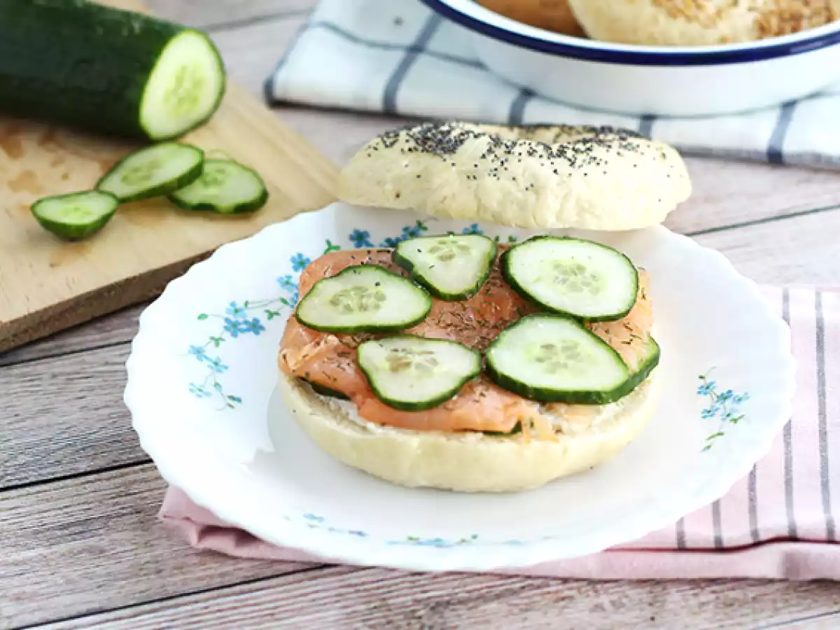 Bagel med laks, agurk og fromage frais - foto 3