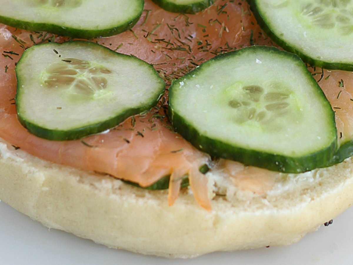Bagel med laks, agurk og fromage frais - foto 4