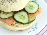 Bagel med laks, agurk og fromage frais, foto 1