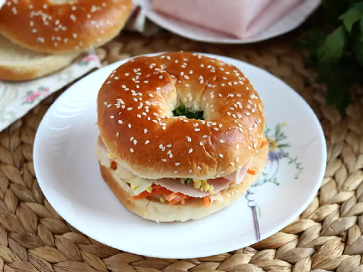 Bagelsandwich med kalkun, coleslaw og hårdkogt æg - foto 2