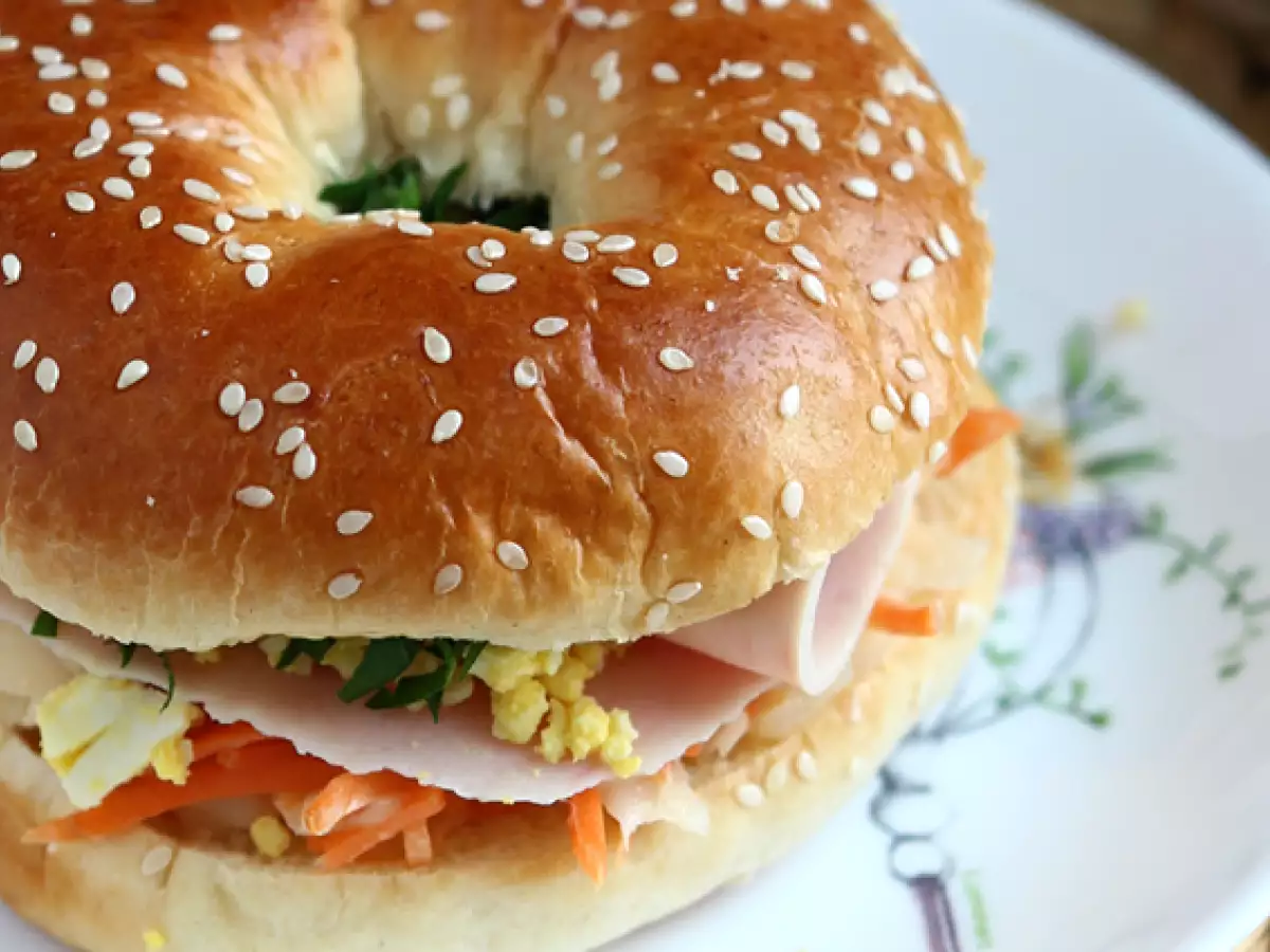 Bagelsandwich med kalkun, coleslaw og hårdkogt æg - foto 3