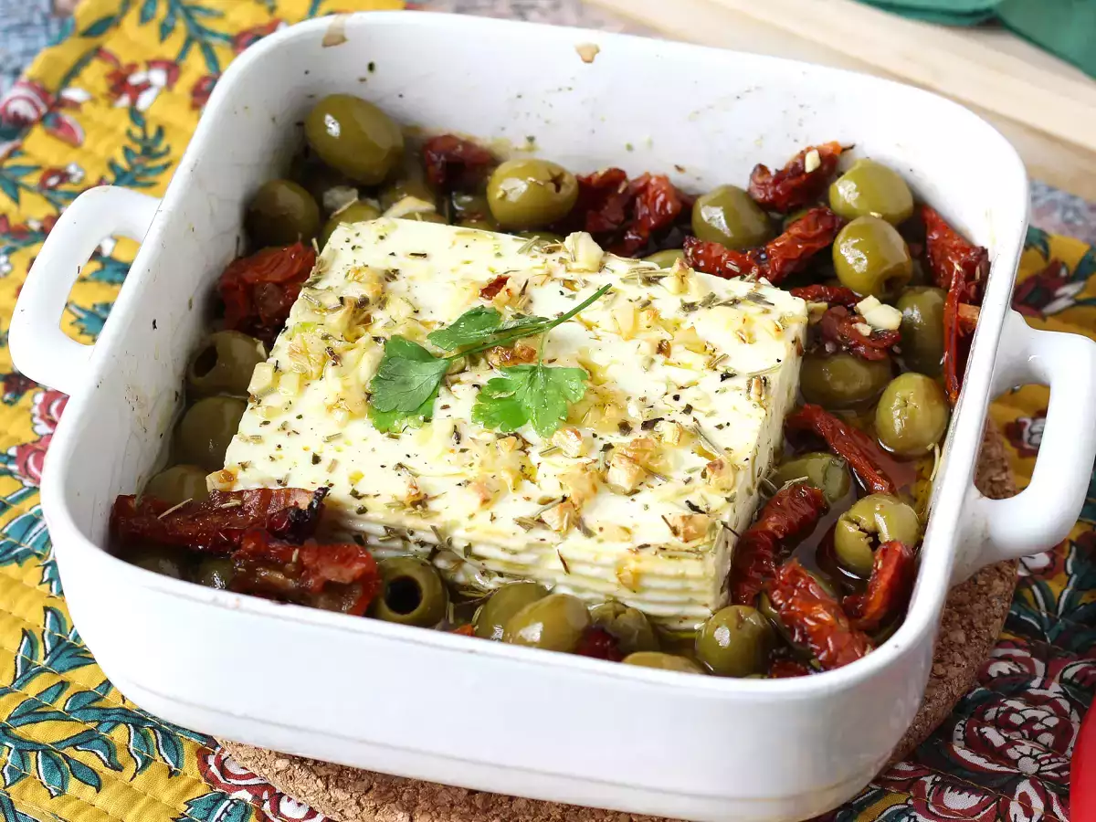 Bagt feta med tørrede tomater og oliven, middelhavsstil