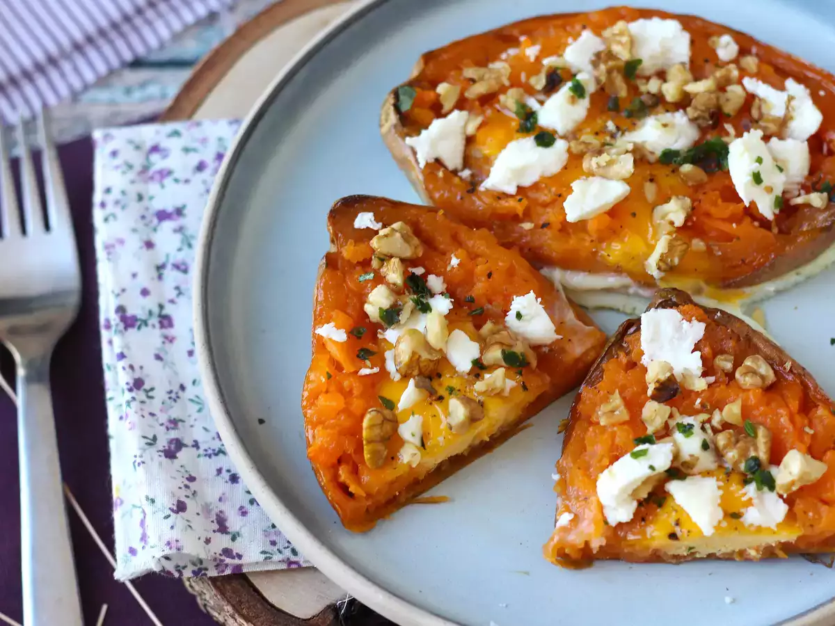 Bagt sød kartoffel med æg, feta, honning og valnødder - foto 2