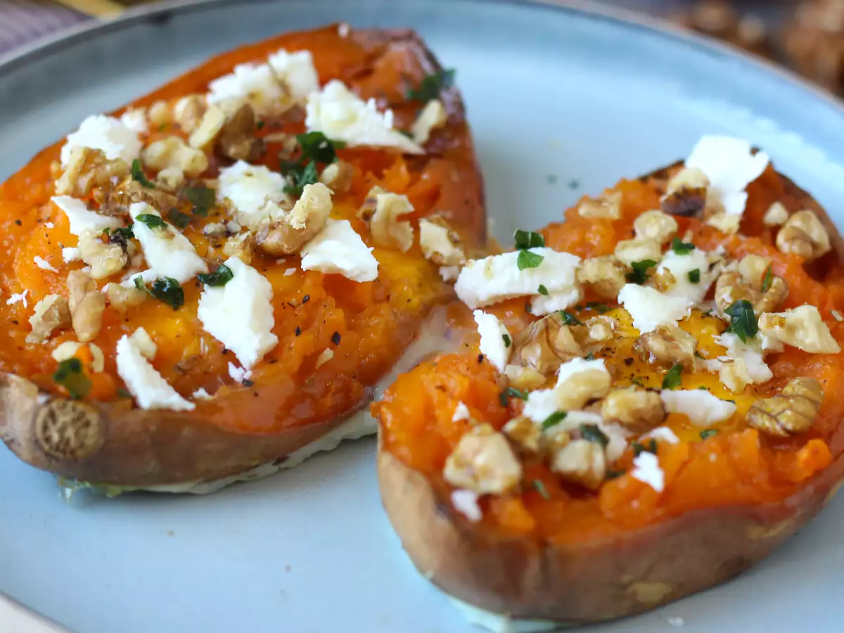 Bagt sød kartoffel med æg, feta, honning og valnødder - foto 4