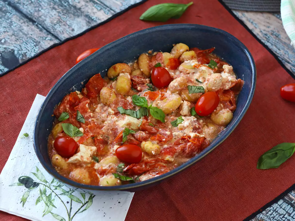 Bagte feta-gnocchi i airfryer – en superhurtig ret med cherrytomater og feta!