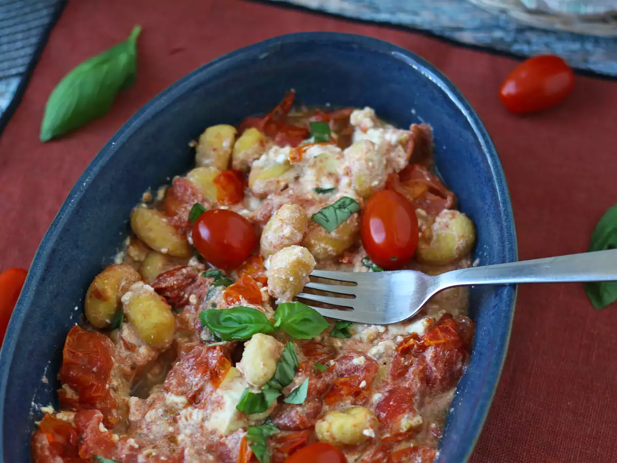 Bagte feta-gnocchi i airfryer – en superhurtig ret med cherrytomater og feta! - foto 2