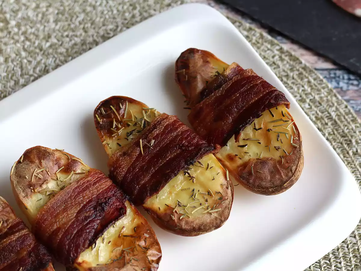 Bagte kartofler svøbt i røget bacon